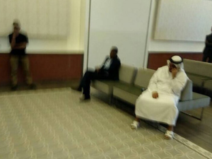  السفير الإماراتي  الحمادي خلال انتظاره في صالة يعتقد أنها داخل مركز أمني