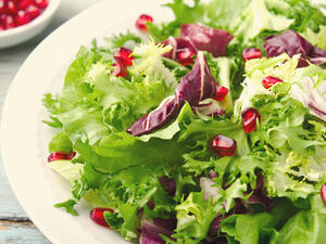 سلطة السبانخ الغنية بالحديد