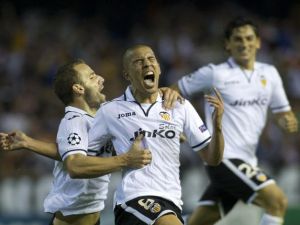 فيغولي يحتفل مع زملاءه بهدفه في مرمى بايرن