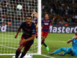 بيدرو بعد تسجيل هدف فوز برشلونة في إشبيلية خلال كأس السوبر الأوروبي
