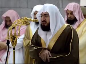 الشيخ عبدالرحمن السند يتأثر اثناء الصلاة في الحرم المكي..فيديو