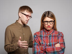 عند التعامل مع الزوجة العنيدة يجب مدحها لتشعر بالرضا التام عن نفسها

