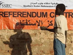 طفل يقف امام احد مراكز التصويت في الاستفتاء