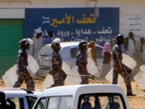 شرطة سوادنية تحاول تفريق متظاهرين/أ.ف.ب