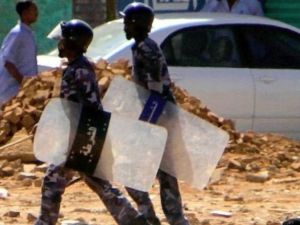 عنصران من شرطة مكافحة الشغب خلال صدامات مع متظاهرين في الخرطوم