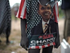 سوداني يرتدي قميص يحمل صورة الرئيس الأميركي/أ.ف.ب