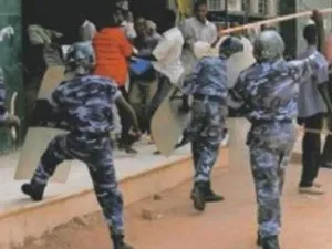 شرطة سودانية تقوم بتفريق المتظاهرين