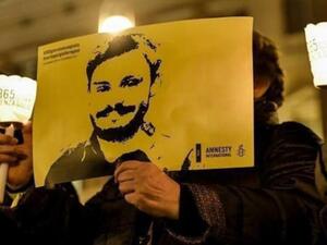 متضامن يرفع صورة الباحث الإيطالي، جوليو ريجيني  الذي عثر عليه مقتولا في فبراير/ شباط 2016.