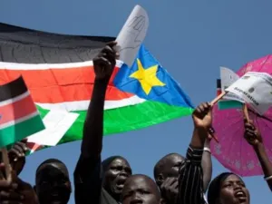 يأتي استقلال جنوب السودان بعد صراع امتد على مدى عقود بين الجنوب المسيحي والشمال المسلم العربي