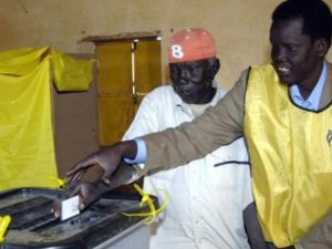 مساعدة ضرير سودان على الادلاء بصوته في استفتاء جنوب السودان في ام درمان