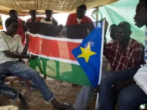 شبان يرفعون علم دولة جنوب السودان