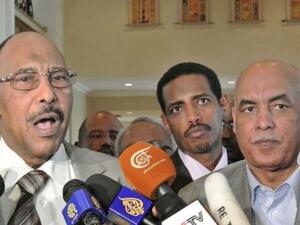 وزير الدفاع السوداني عبد الرحيم محمد حسين (يسار) والمتحدث باسم وفد الخرطوم عمر دهب 
