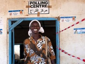 جنوبية تغادر مركز الاقتراع مبتسمة بعد الادلاء بصوتها/أ.ف.ب