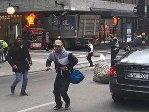 مقتل 3 أشخاص بعد دهسهم بشاحنة في العاصمة السويدية ستوكهولم