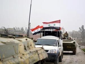 مقاتلون موالون للرئيس السوري بشار الأسد يستقلون مركبات عسكرية في درعا
