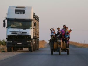 عائلة سورية على دراجة شمال شرق الحسة
