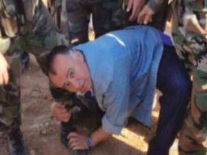 الممثل السوري زهير عبدالكريم يقبل حذاء احد جنود الاسد