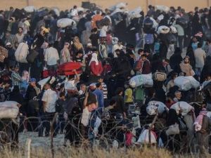 لاجئون سورريون يعودون الى تل ابيض بعد منعهم من دخول تركيا
