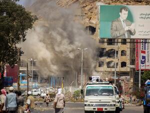 Smoke billows after a mortar shell hit a building in the Beer Basha area in Taiz on March 12, 2016, during clashes between forces loyal to Yemen's Saudi-backed president and Houthi rebels. (AFP/Ahmad al-Basha)