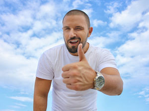 تعد مشكلة إصفرار الأسنان مشكلة محرجة