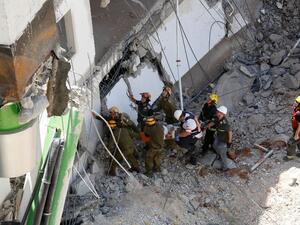 Israeli medics and emergency units carry respond to the scene of a collapsed car park in Tel Aviv on September 5, 2016. (AFP/Gil Cohen-Magen)