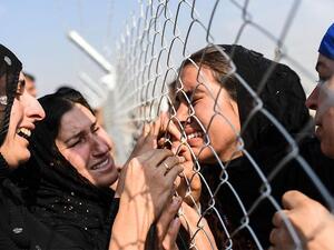 Displaced Iraqis reunite with relatives on October 26, 2016 as battle for Mosul forces thousands to flee their homes. (AFP/ Bulent Kilic)