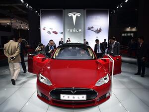 A Tesla Model S car is displayed at the 16th Shanghai International Automobile Industry Exhibition on April 20, 2015. (Johannes Eisele/ AFP)