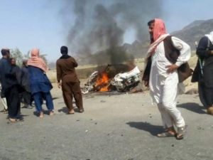 باكستانيون يتفقدون موقع استهداف سيارة يعتقد انها كانت تقل الملا اختر منصور جنوب غرب مدينة احمد وال
