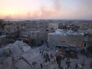 سكان يتفقدون الدمار الناجم عن غارة جوية في حي خاضع لسيطرة المعارضة في حلب 
