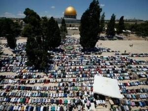 عشرات آلالاف يشاركون في صلاة اول جمعة من رمضان بالاقصى 