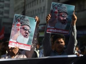 متظاهرون باكستانيون يحملون صور الزعيم الاسلامي مطيع الرحمن نظامي في كراتشي خلال تظاهرة احتجاج على اعدامه 11 مايو 2016
