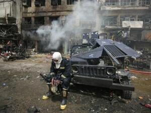 اطفائي يستريح بعد اخماد النيران في موقع تفجير سيارة مفخخة في حي الجديدة في بغداد

