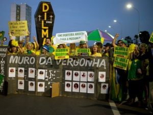 تظاهرة مؤيدة لاقالة الرئيسة روسيف امام مجلس الشيوخ في برازيليا
