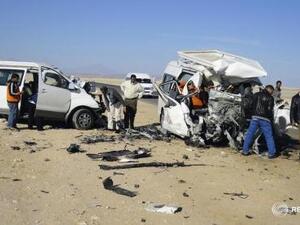 حافلة صغيرة تحطمت في حادث على طريق بمحافطة البحر الاحمر المصرية
