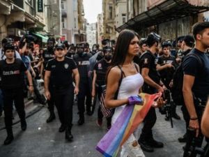 الشرطة التركية تفرق تجمعا للمثليين في اسطنبول
