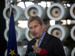 المفوض الاوروبي لشوؤن التوسعة والسياسة الاوروبية للجوار يوهانس هان يتحدث الى الصحافة خلال زيارته محطة التحلية في دير البلح

