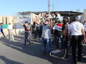 محتجون لدى اقتحامهم المنطقة الخضراء في بغداد يوم الجمعة
