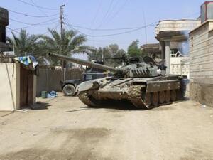 دبابة تابعة لقوات الأمن العراقية في بلدة هيت بمحافظة الأنبار 
