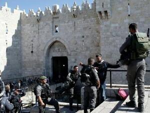الشرطة الاسرائيلية تفتش فلسطينيا عند باب العمود في القدس القديمة
