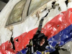 جزء من حطام الطائرة الماليزية التس اسقطت فوق اوكرانيا خلال تقديم التقرير النهائي للجنة التحقيق الهولندية في 13 تشرين الاول/اكتوبر 2015
