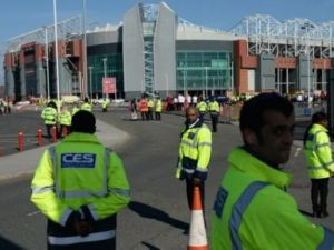 تفجير طرد مشبوه في مدرجات ملعب في مانشستر
