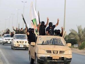 عناصر من سرايا السلام التابعة لرجل الدين الشيعي مقتدى الصدر أثناء عرض عسكري بمدينة النجف
