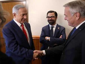 وزير الخارجية الفرنسي جان مارك ايرولت مصافحا رئيس الوزراء الاسرائيلي بنيامين نتنياهو