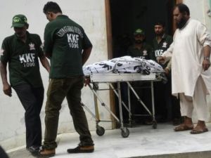 نقل جثة شرطي قتل في اطلاق نار في كراتشي
