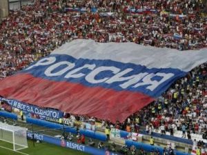 جماهير روسية تحمل علما ضخما لروسيا أثناء مباراة منتخب بلادها أمام انجلترا في بطولة أوروبا لكرة القدم
