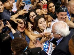 أنصار بيرني ساندرز الذي ينافس هيلاري كلينتون للفوز بترشيح الحزب الديمقراطي في انتخابات الرئاسة الأمريكية في مؤتمر في كارسون بولاية كاليفورنيا يوم الثلاثاء
