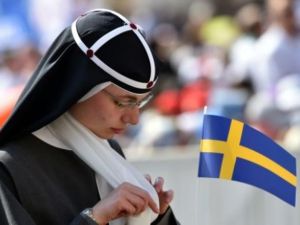 راهبة سويدية خلال اعلان قداسة الراهبة السويدية ماري اليزابيث هيسلبلاد في الفاتيكان
