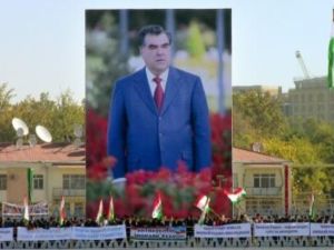 صورة ارشيف لتظاهرة تاييد لرئيس طاجيكستان امام علي رحمن تحت صورة عملاقة له في دوشانبي
