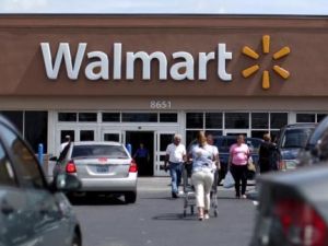 شعار وول مارت على متجر في ميامي بولاية فلوريدا الأمريكية
