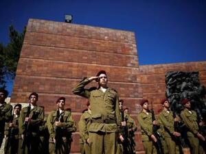 جنود اسرائيليون يشاركون في حفل بمناسبة الذكرى السنوية محارق النازي في القدس 
